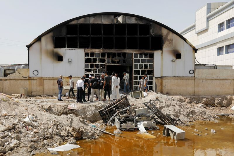 &copy; Reuters. Incêndio no hospital al-Hussain em Nassiriya, Iraque
13/07/2021 REUTERS/Khalid al-Mousily