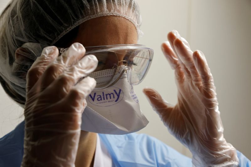 &copy; Reuters. Face à la faible couverture vaccinale de certains professionnels, Emmanuel Macron a déclaré lundi que la vaccination serait rendue obligatoire d'ici le 15 septembre pour les personnels de santé. /Photo prise le 1er avril 2021/REUTERS/Pascal Rossignol