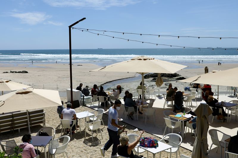 &copy; Reuters. Turistas confraternizam em restaurante na praia de Matosinhos, em Portugal
17/05/2021
REUTERS/Violeta Santos Moura