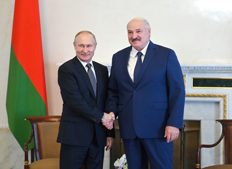 &copy; Reuters. Russian President Vladimir Putin shakes hands with Belarusian President Alexander Lukashenko during a meeting in Saint Petersburg, Russia July 13, 2021. Sputnik/Alexei Nikolskyi/Kremlin via REUTERS 