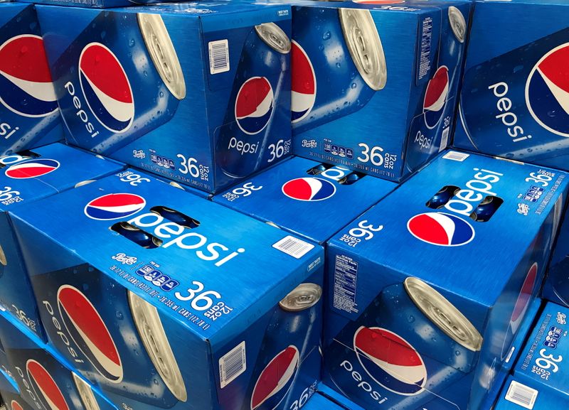 &copy; Reuters. Foto de archivo. Cajas de Pepsi en una tienda en Carlsbad, California, EEUU. 22 de abril de 2017.  REUTERS/Mike Blake