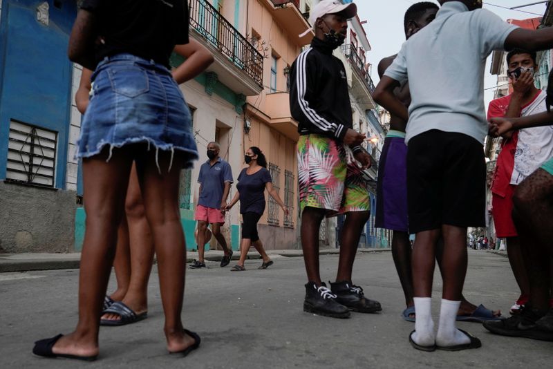 © Reuters. Gente conversa en una calle de La Habana, Cuba. 12 de julio de 2021. REUTERS/Alexandre Meneghini 