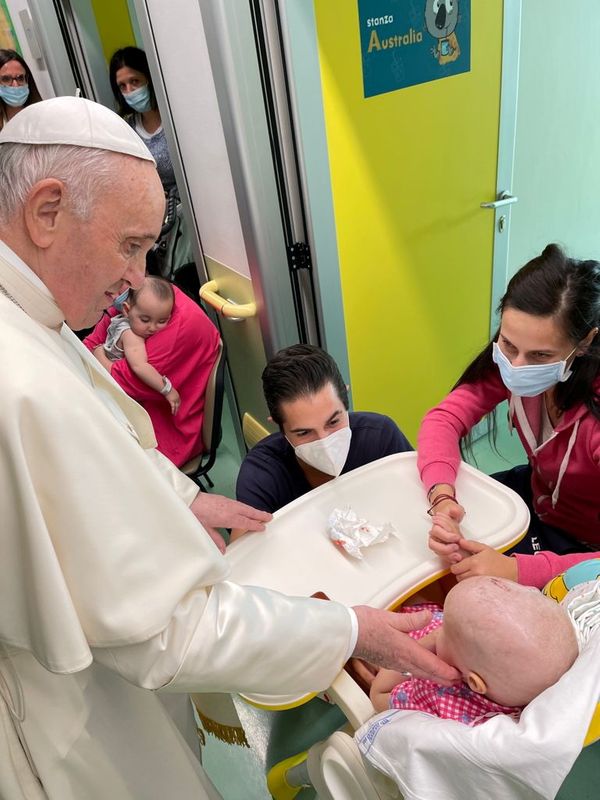 &copy; Reuters. البابا فرنسيس يزور عنبر الأطفال لمرضى السرطان في نفس الطابق الذي يقع فيه جناحه بمستشفى جيميللي في روما يوم الثلاثاء. صورة لرويترز من المكتب 