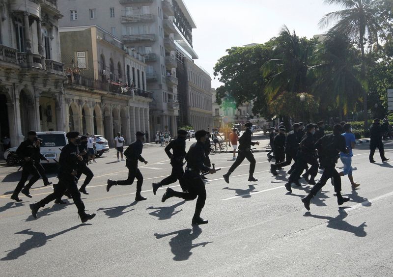 &copy; Reuters. Policiais correm durante protestos em Cuba
11/07/2021
REUTERS/Stringer