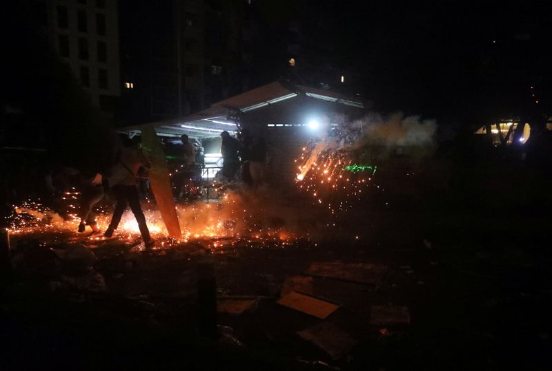 &copy; Reuters. الشرطة تطلق قنابل الغاز المسيل للدموع في محاولة لتفريق أقارب ضحايا انفجار مرفأ بيروت العام الماضي، الذين نظموا احتجاجا أمام منزل وزير الدا
