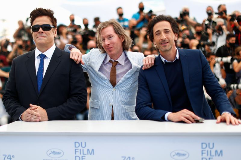 &copy; Reuters. Diretor Wes Anderson e atores Benicio Del Toro e Adrien Brody posam em Cannes
 13/7/2021    REUTERS/Johanna Geron