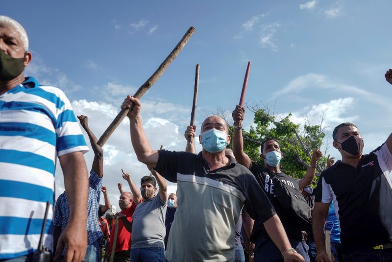 &copy; Reuters. Policiais à paisana e apoiadores do governo cubano durante protestos em Havana
11/07/2021
REUTERS/Alexandre Meneghini