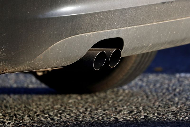 &copy; Reuters. FILE PHOTO: An exhaust pipe is seen as a vehicle sitting in traffic approaches the Blackwall Tunnel, in London, Britain, November 18, 2020. REUTERS/Simon Dawson 