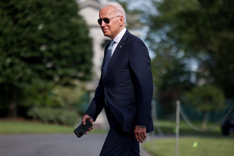 © Reuters. الرئيس الأمريكي جو بايدن يصل للبيت الأبيض في واشنطن يوم الثلاثاء.تصوير:رويترز.