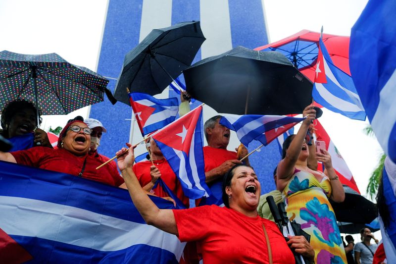 © Reuters. مهاجرون في حي ليتل هافانا في ميامي بولاية فلوريدا يهتفون يوم الثلاثاء أثناء تجمعهم لمساندة للاحتجاجات في كوبا. تصوير: رويترز.