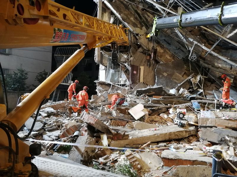 © Reuters. عمال انقاذ يعملون في موقع انهيار جزئي لفندق بمدينة سوتشو في شرق الصين يوم الثلاثاء. صورة لرويترز من تشاينا ديلي.يحظر استخدامها داخل الصين.