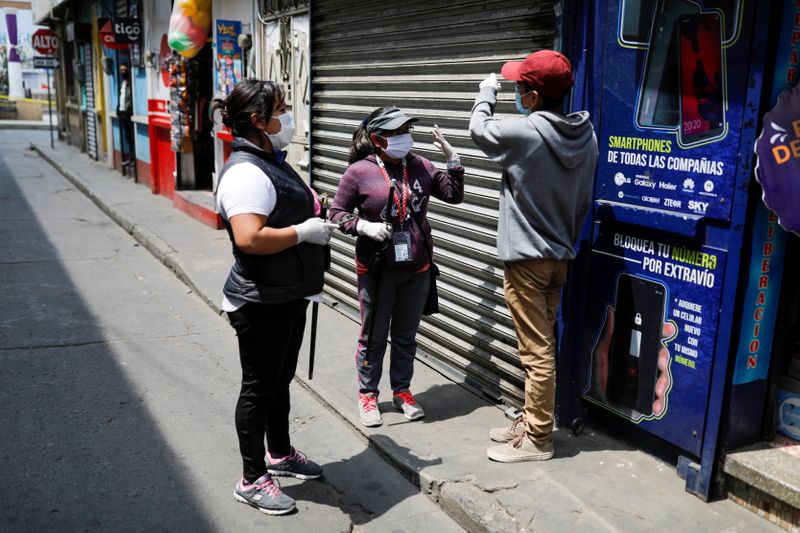 &copy; Reuters. 　７月１３日、グアテマラ政府は、先週新型コロナウイルス感染が急増したのを受け、全土に「予防措置態勢」を発令した。写真はグアテマラのトトニカパンで昨年４月撮影（２０２１年　