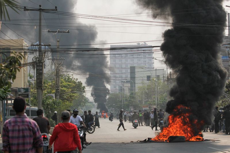 &copy; Reuters. FILE PHOTO: Tires burn on a street as protests against the military coup continue, in Mandalay, Myanmar March 27, 2021. REUTERS/Stringer