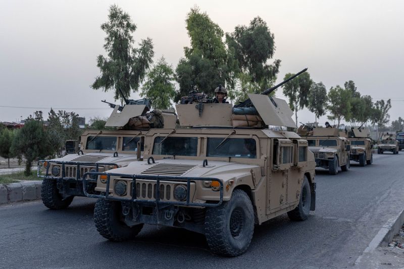 &copy; Reuters. قافلة من القوات الأفغانية الخاصة خلال مهمة لإنقاذ شرطي جريح يحاصره مقاتلو حركة طالبان على مشارف مدينة قندهار في صورة التقطت يوم الثلاثاء. ص