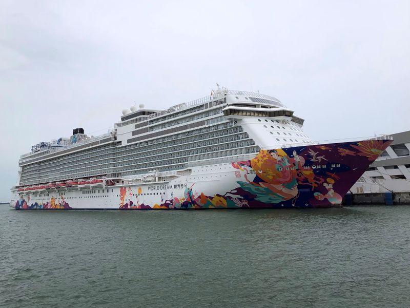 © Reuters. A cruise ship is docked at harbour after turning back due to positive coronavirus disease (COVID-19) case on board, in Singapore July 14, 2021. REUTERS/Chen Lin