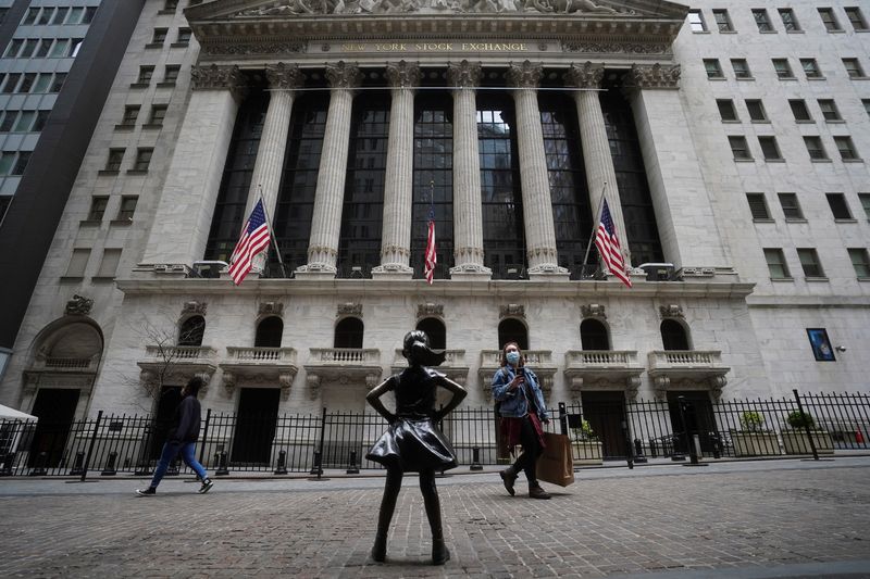 &copy; Reuters. FILE PHOTO: The New York Stock Exchange is pictured in the Manhattan borough of New York City, New York, U.S., April 16, 2021. REUTERS/Carlo Allegri/File Photo