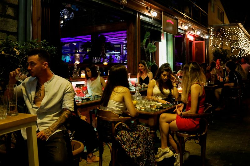 &copy; Reuters. FILE PHOTO: FILE PHOTO: People sit at a bar, amid the spread of the coronavirus disease (COVID-19), in Athens, Greece, July 6, 2021. REUTERS/Costas Baltas/File Photo/File Photo