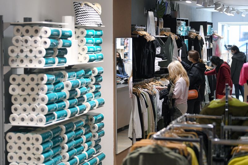 &copy; Reuters. FOTO DE ARCHIVO: Varias personas en el interior de una tienda en Freyung