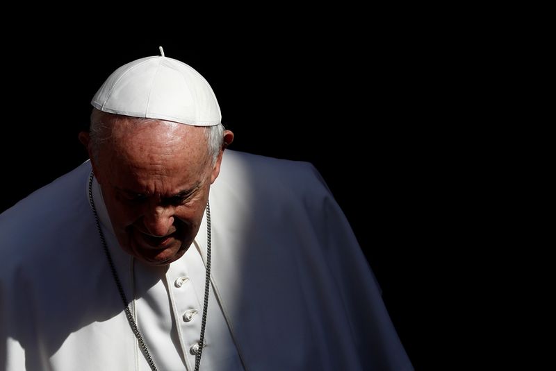 &copy; Reuters. Papa Francesco I presso il cortile San Damaso, a Città del Vaticano. REUTERS/Guglielmo Mangiapane