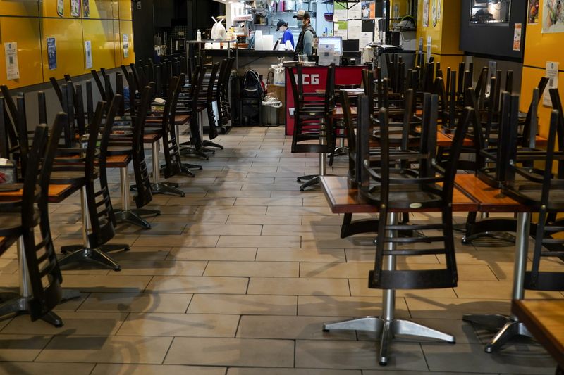 &copy; Reuters. Sillas apiladas dentro de un restaurante cerrado al servicio en sala durante un confinamiento para frenar la propagación de un brote de la enfermedad del coronavirus (COVID-19) en Sídney, Australia, 12 de julio de 2021. REUTERS/Loren Elliott