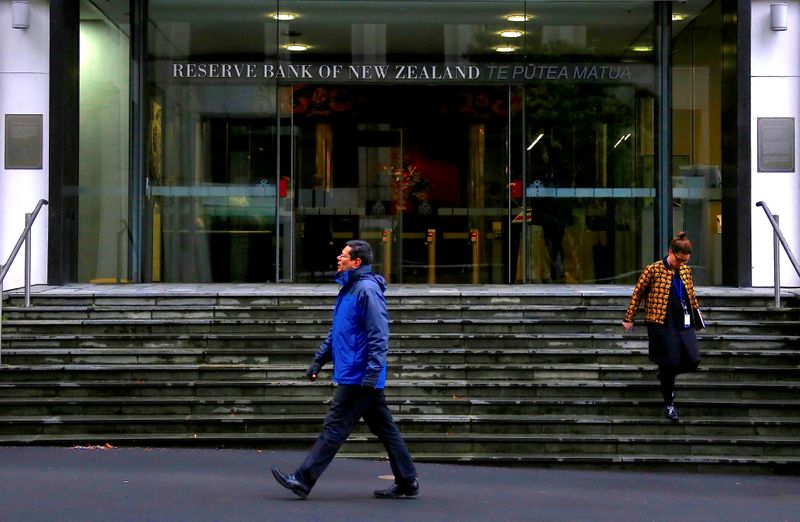 &copy; Reuters. FILE PHOTO: Pedestrians walk near the main entrance to the Reserve Bank of New Zealand located in central Wellington, New Zealand, July 3, 2017.   REUTERS/David Gray