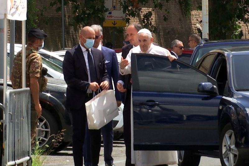 &copy; Reuters. 　7月１４日、４日に結腸の手術を受けてローマ市内の病院に入院していたローマ教皇フランシスコ（８４）が退院した。写真は退院してバチカンに入る前に車から降りた教皇。ロイターテ