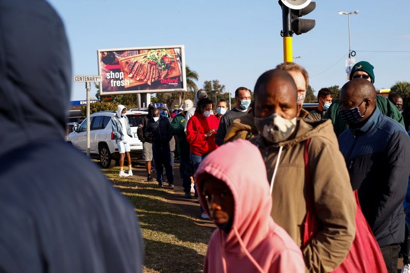 &copy; Reuters. Varias personas hacen cola a la entrada de un supermercado cerrado tras la irrupción de episodios de violencia en respuesta al encarcelamiento del expresidente sudafricano, Jacob Zuma, en Hillcrest, Sudáfrica, el 14 de julio de 2021. REUTERS/Rogan Ward