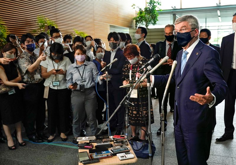 &copy; Reuters. رئيس اللجنة الأولمبية الدولية توماس باخ يتحدث إلى صحفيين عقب اجتماعه مع رئيس الوزراء الياباني في طوكيو يوم الأربعاء. صورة لرويترز حصلت عليه