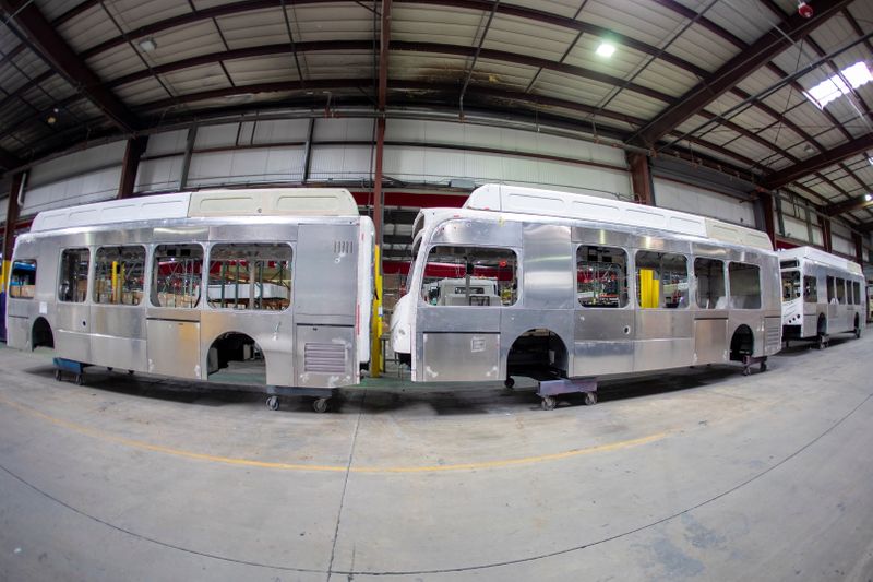 © Reuters. Buses are shown being built at the BYD electric bus factory in Lancaster, California, U.S., July 1, 2021. REUTERS/Mike Blake