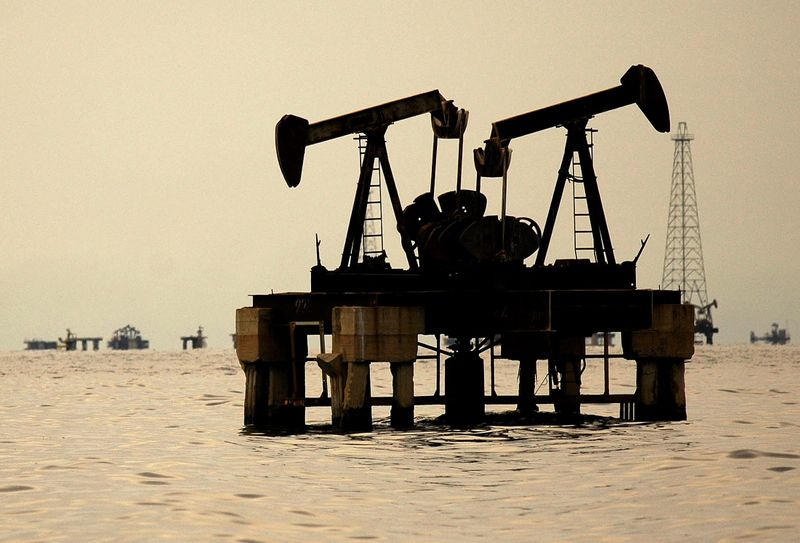 &copy; Reuters. Oil facilities are seen at Venezuela's western Maracaibo lake November 5, 2007. Oil has climbed about 40 percent since the summer and reached a record high above $96 a barrel last week, boosted by the weak dollar, concerns over tight supplies ahead of win