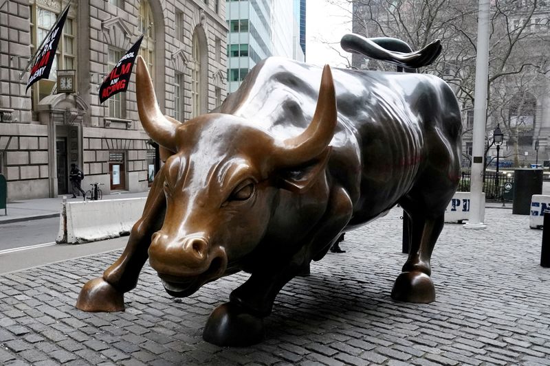 &copy; Reuters. FILE PHOTO: The Charging Bull or Wall Street Bull is pictured in the Manhattan borough of New York City, New York, U.S., January 16, 2019. REUTERS/Carlo Allegri/File Photo/File Photo