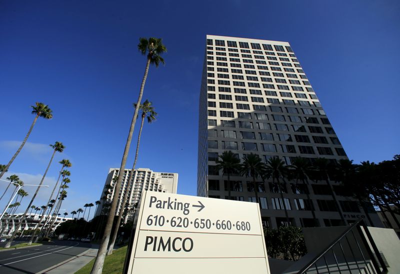 &copy; Reuters. FILE PHOTO: The offices of Pacific Investment Management Co (PIMCO) (R) are shown in Newport Beach, California August 4, 2015. REUTERS/Mike Blake
