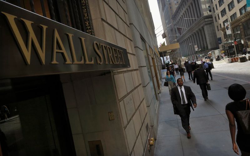 &copy; Reuters. Imagen de archivo de personas andando por Wall Street, en Nueva York, EEUU.