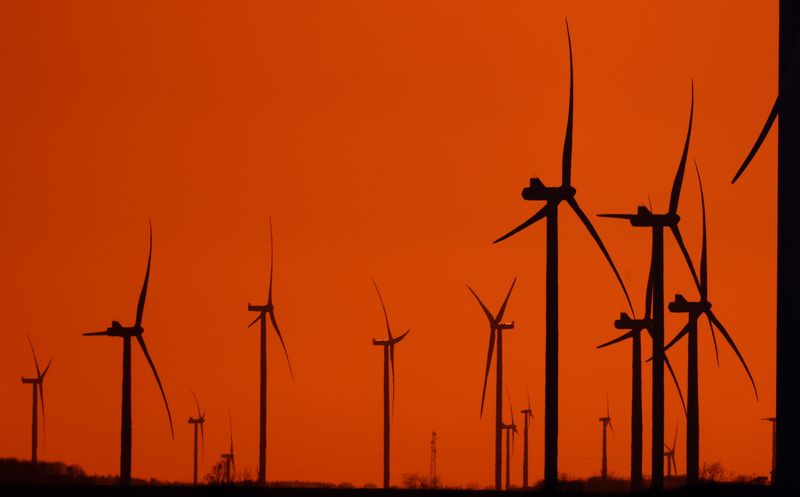 &copy; Reuters. FOTO DE ARCHIVO: Turbinas de viento durante la puesta de sol en un parque eólico en Havrincourt, Francia, 14 de abril de 2021.  Foto tomada el 14 de abril de 2021. REUTERS/Pascal Rossignol/Archivo