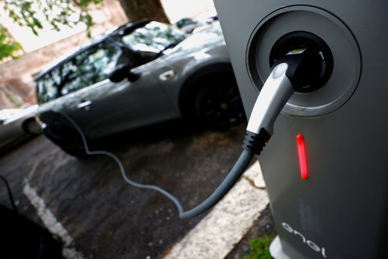 &copy; Reuters. FOTO DE ARCHIVO: Un coche eléctrico recargándose en un punto de carga para vehículos eléctricos en Roma