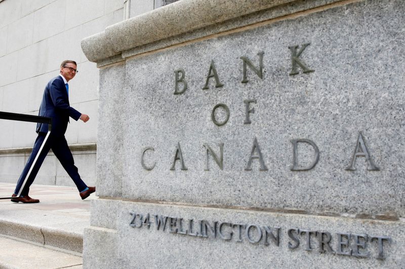 &copy; Reuters. FILE PHOTO: Governor of the Bank of Canada Tiff Macklem walks outside the Bank of Canada building in Ottawa, Ontario, Canada June 22, 2020. REUTERS/Blair Gable/File Photo