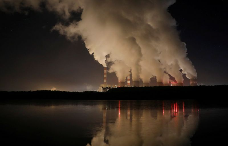 © Reuters. FILE PHOTO: Smoke and steam billows from Belchatow Power Station, Europe's largest coal-fired power plant operated by PGE Group, at night near Belchatow, Poland December 5, 2018. Picture taken December 5, 2018. REUTERS/Kacper Pempel/File Photo