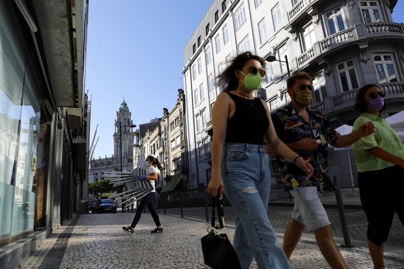 &copy; Reuters. FOTO DE ARCHIVO: Gente en la calle el día en que el gobierno de Portugal impuso normas más estrictas en Oporto, Portugal, el 10 de julio de 2021. REUTERS/Violeta Santos Moura