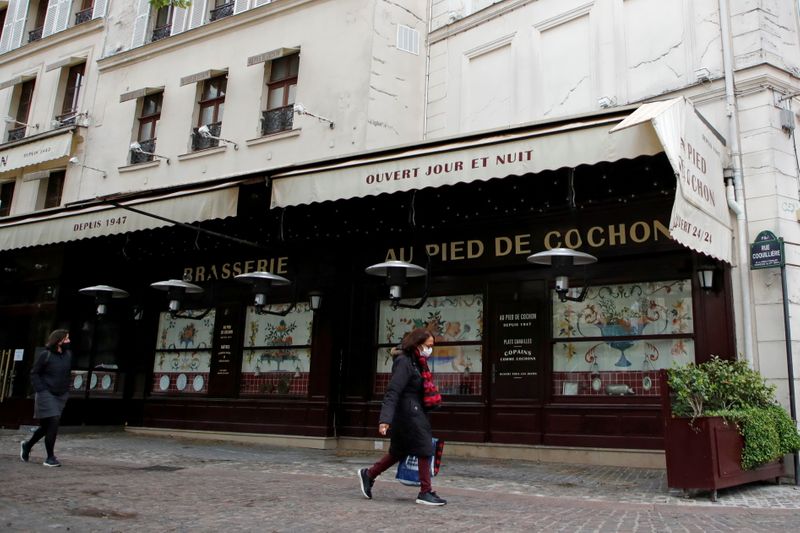 &copy; Reuters. Pessoas usando máscaras passam por restaurante fechado em Paris em meio à pandemia de Covid-19 na França
06/05/2021 REUTERS/Sarah Meyssonnier