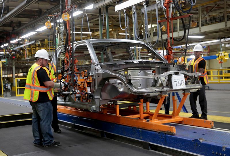 &copy; Reuters. IMAGEN DE ARCHIVO. Trabajadores en la pLanta d ensamblaje de Lordstown Motors , en Lordstown, EEUU, Junio 21, 2021. REUTERS/Rebecca Cook