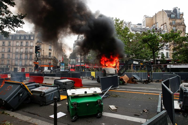 &copy; Reuters. Les forces de l'ordre ont été mobilisées par dizaines mercredi, jour de fête nationale en France, pour disperser des manifestations dans le centre de Paris dénonçant l'obligation de disposer d'un pass sanitaire pour entrer dans les bars, restaurants