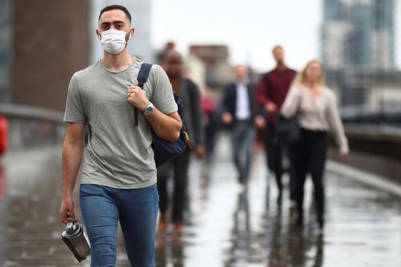 © Reuters. La Grande-Bretagne a enregistré 42.302 nouveaux cas de contamination au coronavirus sur une journée, selon les données officielles publiées mercredi. /Photo prise le 6 juillet 2021/REUTERS/Hannah McKay