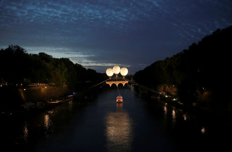 &copy; Reuters. Vista de una instalación artística del artista francés Olivier Grossetête titulada "El Puente Farnesio", que muestra un puente de cartón inspirado en Miguel Ángel que flota sobre el río Tíber, suspendido por tres globos, en Roma, Italia. 13 de jul