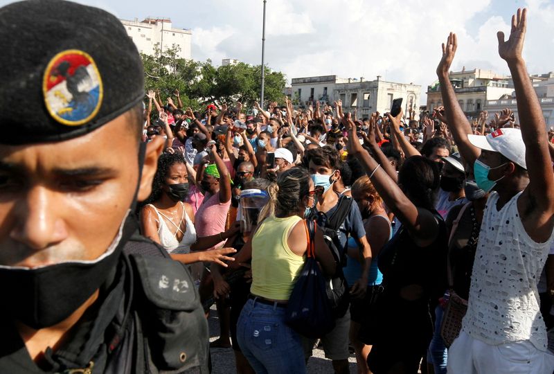 &copy; Reuters. IMAGEN DE ARCHIVO. Personas reaccionan durante protestas en contra y a favor del gobierno, en La habana, Cuba, Julio 11, 2021.  REUTERS/Stringer 