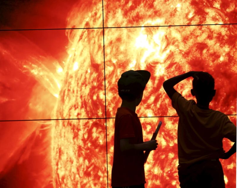 &copy; Reuters. FILE PHOTO: Two boys at the Smithsonian National Air and Space Museum look at images that are 48 hours old, coming back from the sun, in Washington, September 1, 2015. The sun's images, from NASA's Solar Dynamic Observatory, show four different wavelength