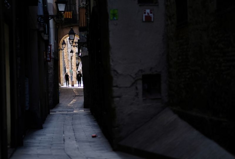 &copy; Reuters. Les autorités de Catalogne ont annoncé mercredi qu'un couvre-feu serait instauré dans des dizaines de villes et villages de la région du nord-est de l'Espagne pour faire face à une hausse des nouvelles infections au coronavirus touchant principalemen