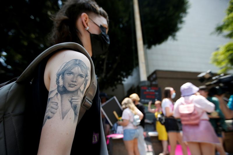 &copy; Reuters. Taylor Coppage takes part in a protest in support of pop star Britney Spears on the day of a conservatorship case hearing at Stanley Mosk Courthouse in Los Angeles, California, U.S., July 14, 2021.  REUTERS/Mario Anzuoni