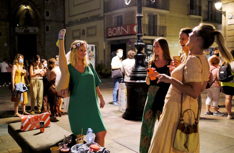 &copy; Reuters. Turistas e moradores locais nas ruas de Barcelona
 10/7/2021   REUTERS/Nacho Doce
