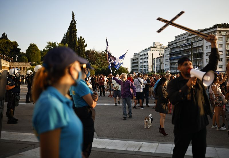 Grèce: Des milliers de manifestants protestent contre la vaccination anti-COVID