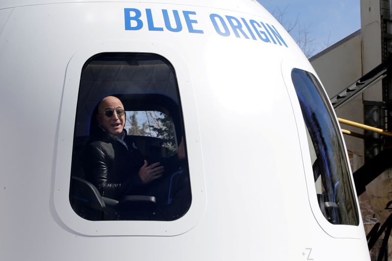 &copy; Reuters. Fundador da Amazon e da Blue Origin, Jeff Bezos, fala à mídia da cápsula de uma nova espacial
5/4/2017
REUTERS/Isaiah J. Downing